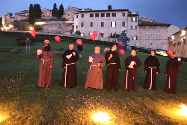 I palloncini con i messaggi a San Francesco inviati dai fedeli durante il lockdown