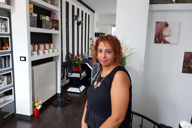A Genova, nel salone di Tabi, la parrucchiera che durante il lockdown ha distribuito viveri alle donne