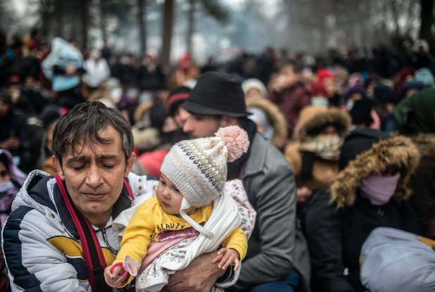 Profughi siriani ammassati nella zona di confine tra Turchia e Grecia a Pazarkule