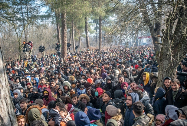 Profughi siriani ammassati nella zona di confine tra Turchia e Grecia a Pazarkule