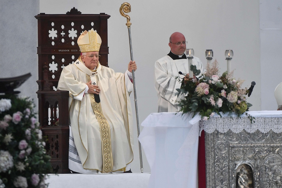 Il nuovo arcivescovo di Genova, Marco Tasca, durante la Messa per l'ordinazione episcopale e l'ingresso in diocesi