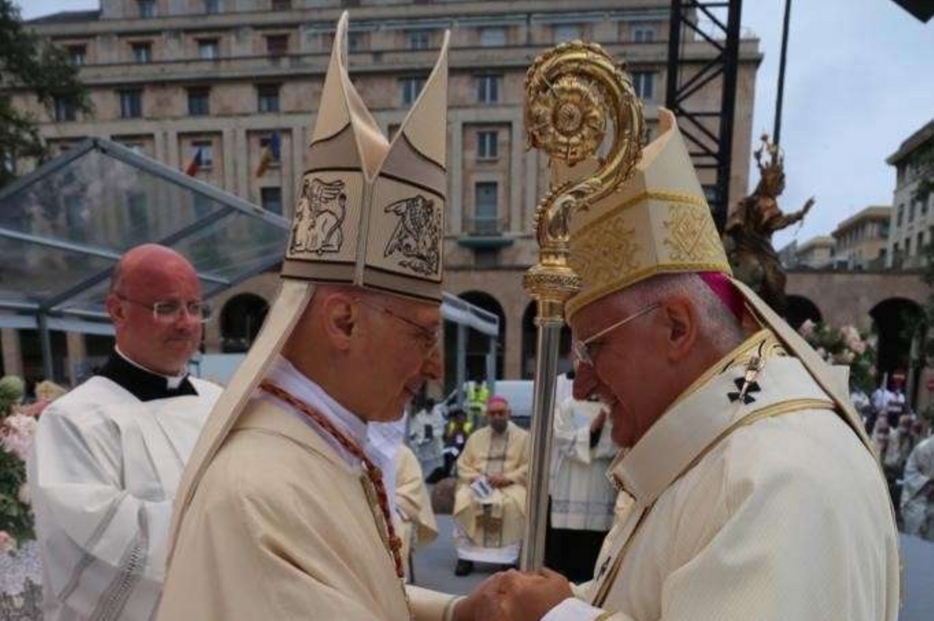 Il nuovo arcivescovo di Genova, Marco Tasca, riceve il pastorale dal cardinale Angelo Bagnasco