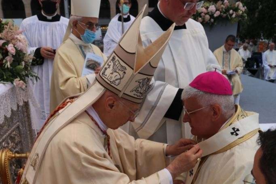 Il nuovo arcivescovo di Genova, Marco Tasca, riceve il pallio dal cardinale Angelo Bagnasco