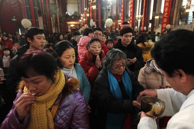 Una messa in una chiesa di Pechino prima della diffusione del coronavirus