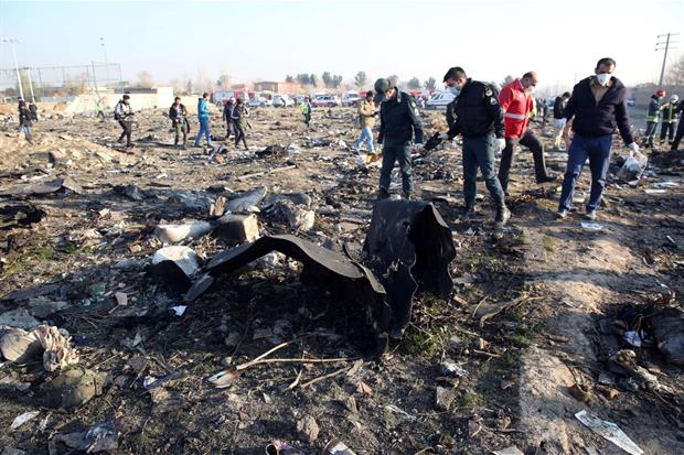 I resti del Boeing 737 ucraino abbattuto mercoledì all'aeroporto di Teheran