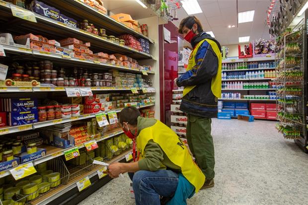Volontari in campo nei supermercati per aiutare le persone in difficoltà