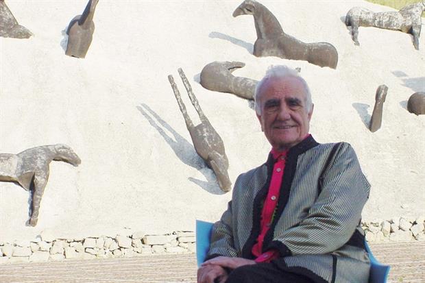 Ludovico Corrao, ex parlamentare del Pci morto nel 2011, davanti alla 'Montagna di sale' di Mimmo Paladino