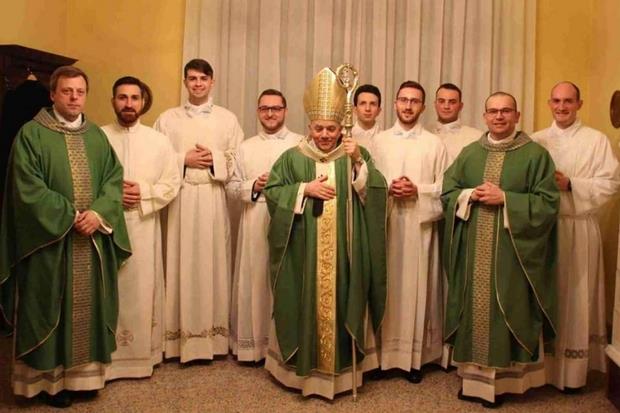Alcuni dei Seminaristi di Udine assieme al rettore don Loris Della Pietra (a sinistra), l'arcivescovo di Udine, Andrea Bruno Mazzocato (al centro) e il direttore spirituale don Ilario Virgili (a destra)