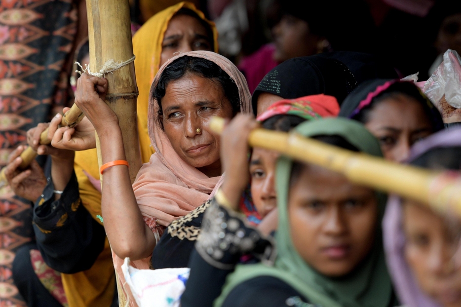 Donne della minoranza Rohingya in fila per ricevere aiuti alimentari a Cox's Bazar