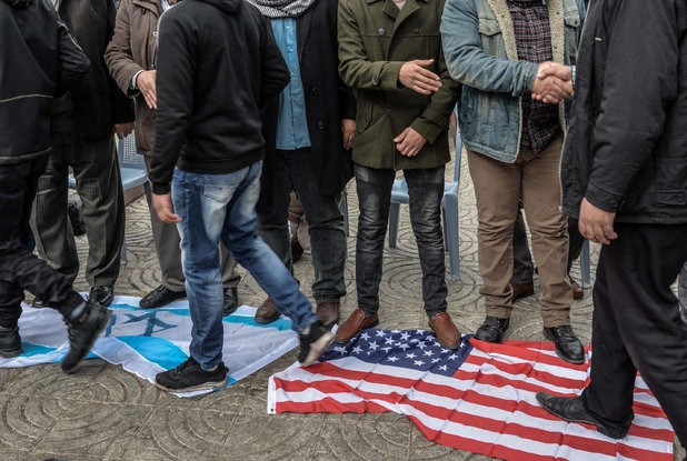 Lo spregio delle bandiere israeliana e statunitense a Teheran