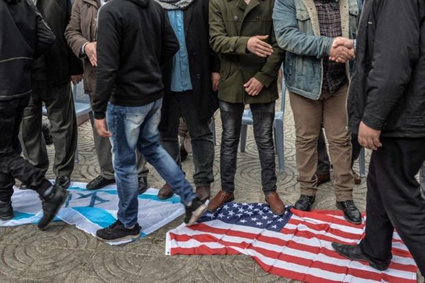 Lo spregio delle bandiere israeliana e statunitense a Teheran