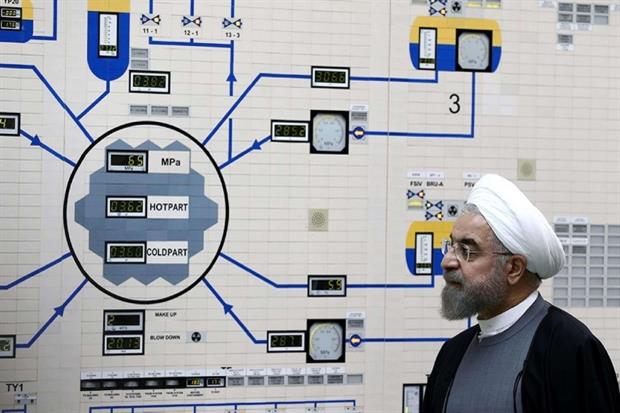 Il presidente iraniano Hassan Rohani nell'impianto nucleare di Bushehr
