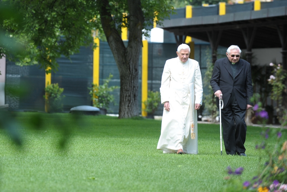 Il Papa emerito Benedetto XVI passeggia con il fratello Georg in una foto d'archivio