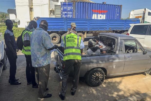 Controlli di polizia dopo la scoperta del camion dei migranti