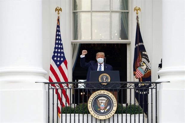 Trump al balcone della Casa Bianca