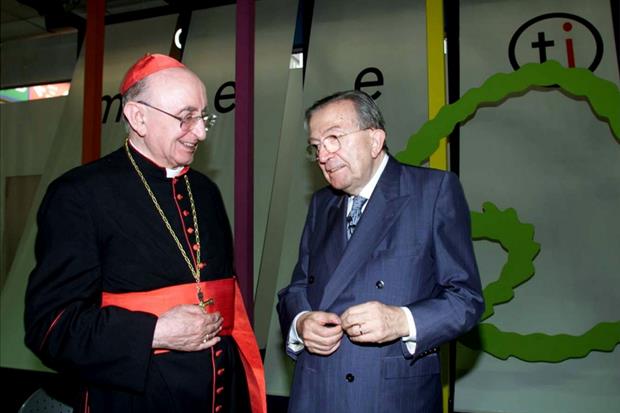 Il cardinale Giacomo Biffi e Giulio Andreotti ritratti nel corso del Meeting dell'Amicizia a Rimini nel 2000