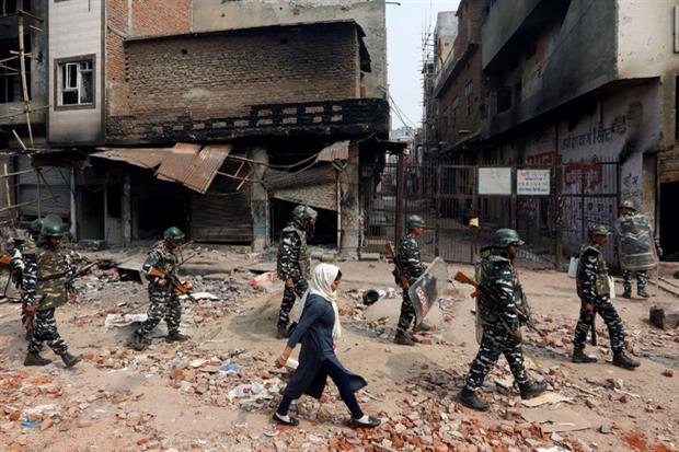 I paramilitari presidiano le zone calde della capitale indiana New dehli