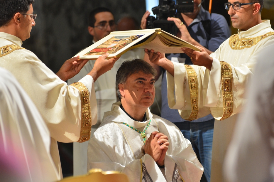 Monsignor Domenico Battaglia nuovo arcivescovo di Napoli. In questa immagine di archivio, la sua ordinazione episcopale nel 2016 a Catanzaro