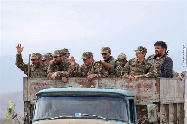Soldati armeni in viaggio verso il fronte del Nagorno-Karabakh
