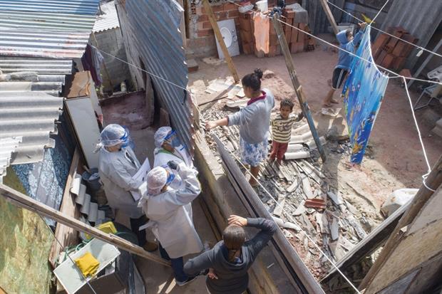 Medici in una favela di San Paolo in Brasile Sotto, lo slum di Kibera a Nairobi in Kenya