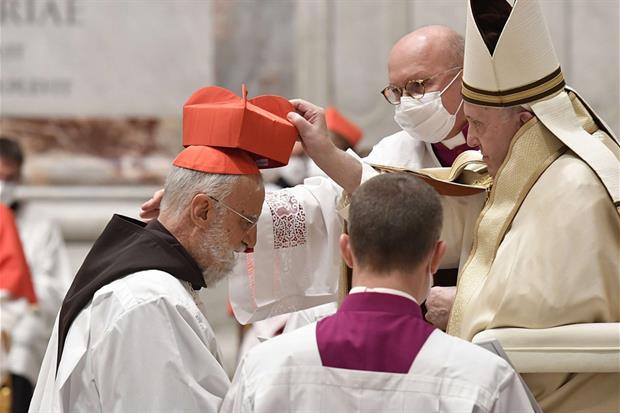Padre Raniero Cantalemessa riceve la berretta cardinalizia da papa Francesco