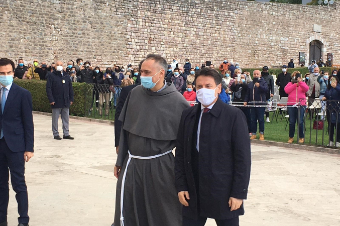 Il custode del Sacro Convento, padre Gambetti, accoglie il premier Giuseppe Conte