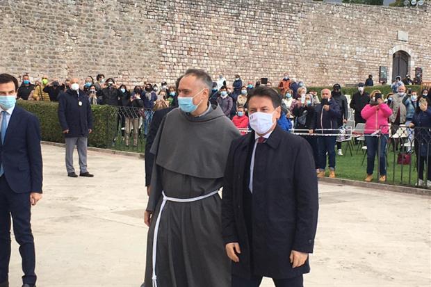 Il custode del Sacro Convento, padre Gambetti, accoglie il premier Giuseppe Conte