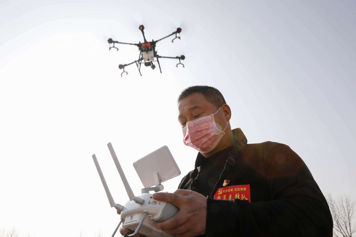 Un uomo sparge disinfettante con un drone a Pingdingshan, nella provincia di Henan