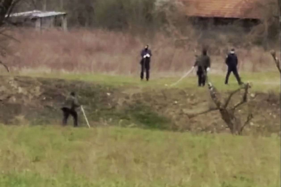 Un fotogramma del video: si vedono i soldati armati di bastoni