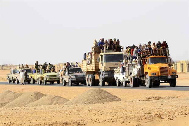 Un convoglio di migranti nel Sahara, al confine della Libia