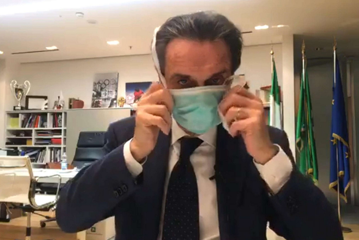 Il presidente della Regione Lombardia, Attilio Fontana, nel video pubblicato su Facebook in cui si mette la mascherina
