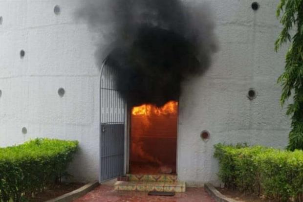 Il fuoco provocato da una bomba molotov lanciata nella cattedrale di Managua