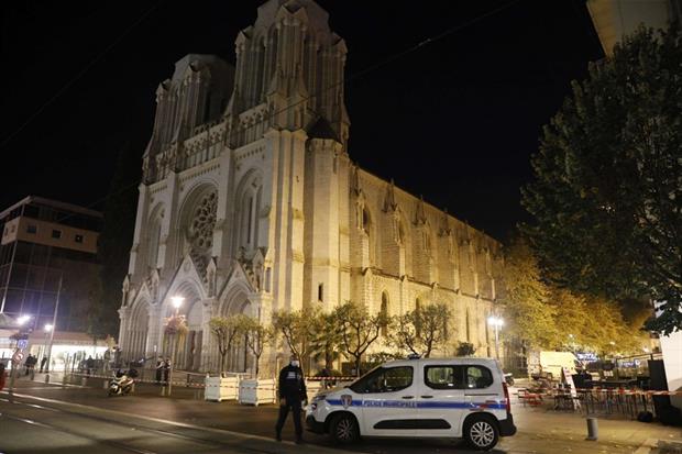 La basilica di Notre Dame illuminata dopo la giornata del terrore