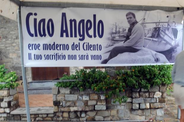 Un cartellone che commemora Angelo Vassallo