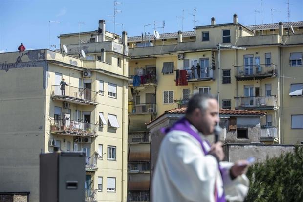 La Messa sui tetti a Santa Giulia Billiart a Roma