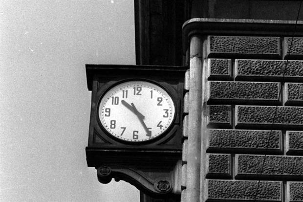 L'orologio della stazione fermo all'ora dell'attentato: le 10.25 di mattina. La foto senza dubbio più simbolica mostra l’orologio della stazione con le lancette fermate sulle 10.25 dalla potenza della bomba che fece crollare l’ala ovest dell’edificio e investì il treno al primo binario.