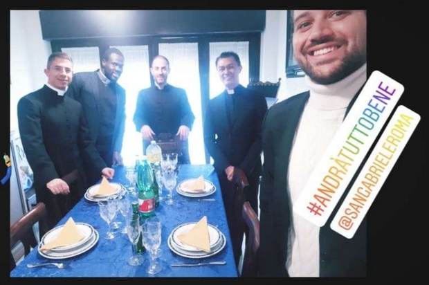 Il pranzo comunitario dei preti della parrocchia di San Gabriele dell'Addolorata a Roma