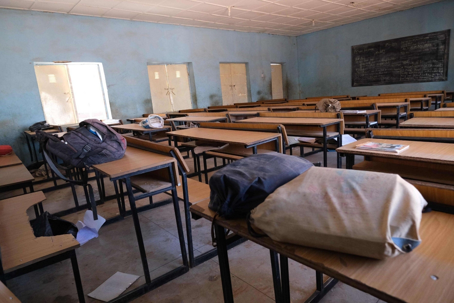 L'aula vuota e gli zaineti di alcuni dei 330 ragazzi rapiti