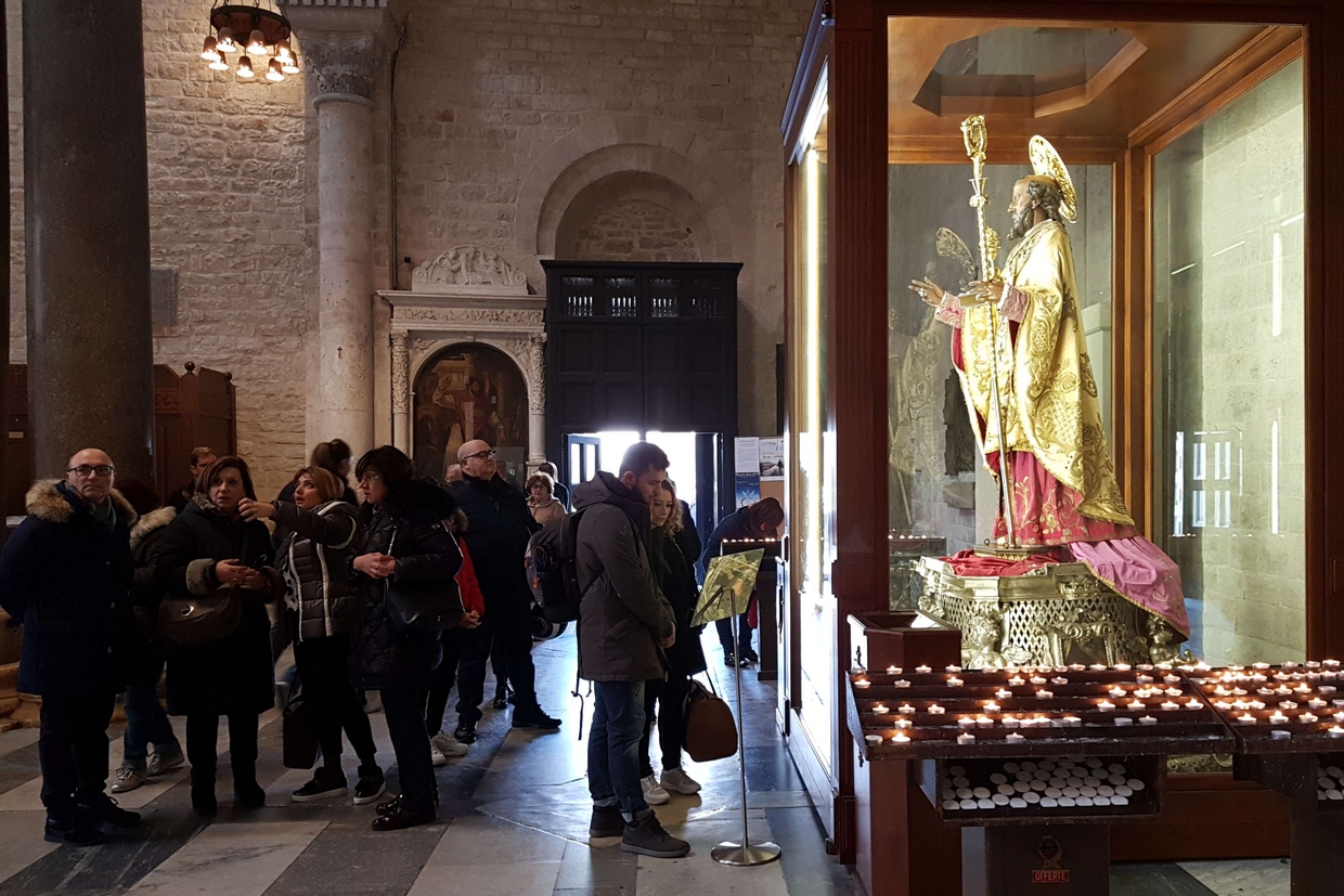 La statua di san Nicola nella Basilica di San Nicola a Bari