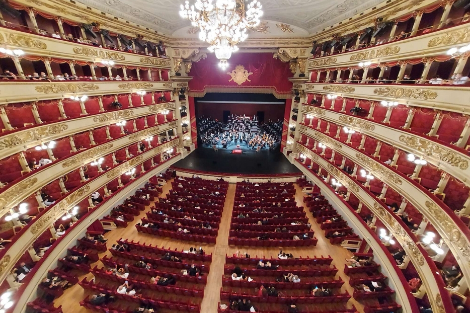 Il Teatro alla Scala di Milano con il distanziamento fisico degli spettatori
