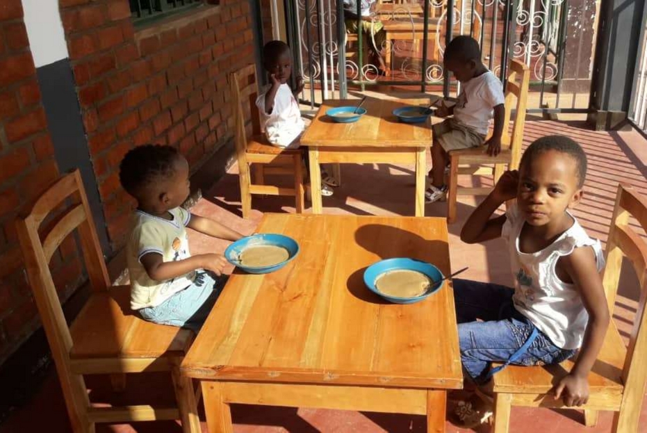Bambini africani nel nuovo orfanotrofio in Burundi