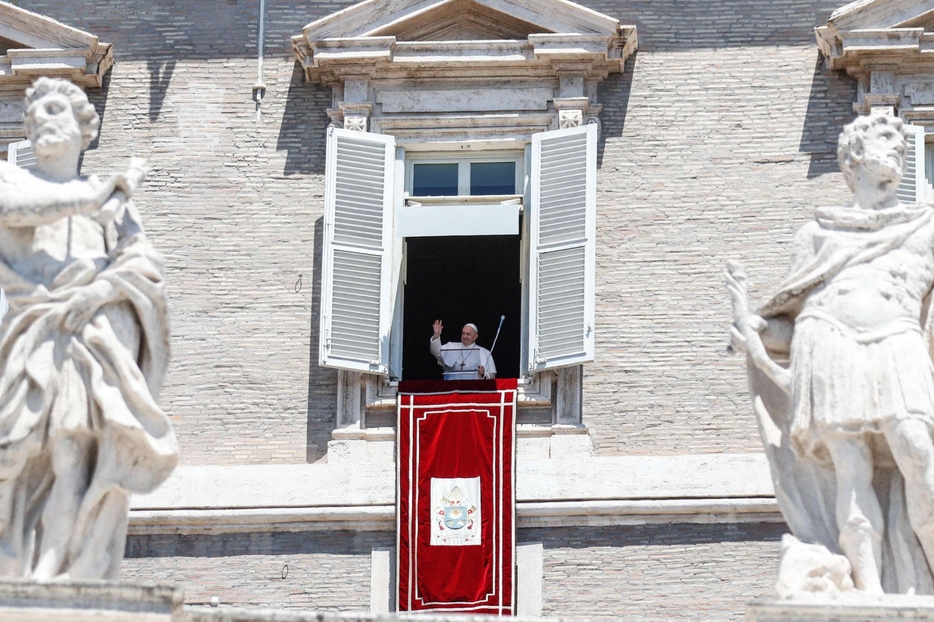 Papa Francesco non si allontana dal Vaticano, ma nel mese di luglio ha sospeso le udienze del mercoledì. L'Angelus invece non si interrompe