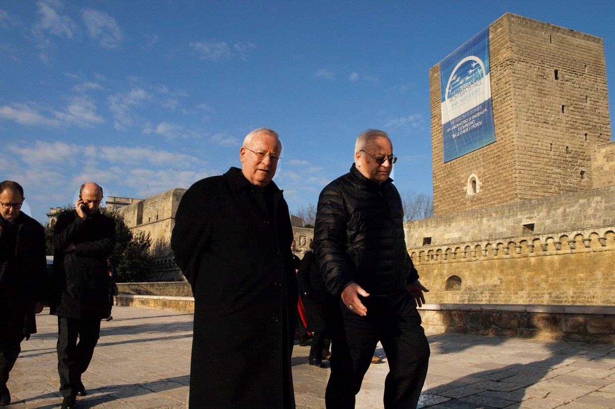 Il cardinale Bassetti di fronte la Castello svevo dove si terrà l'incontro sul Mediterraeo
