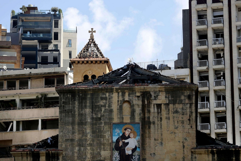 Una chiesa danneggiata dall'esplosione a Beirut