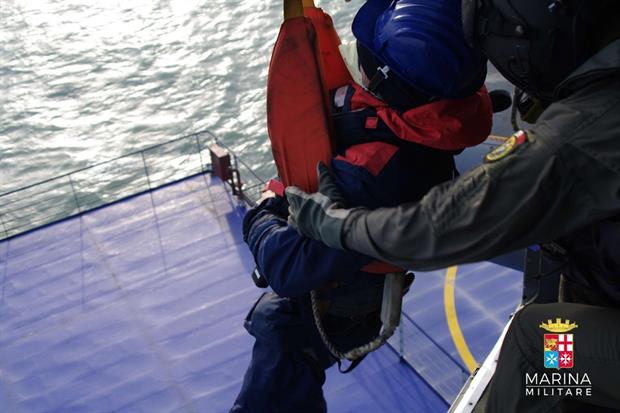 Una persona viene tratta in salvo a bordo di un elicottero durante i soccorsi ai passeggeri della Norman Atlantic