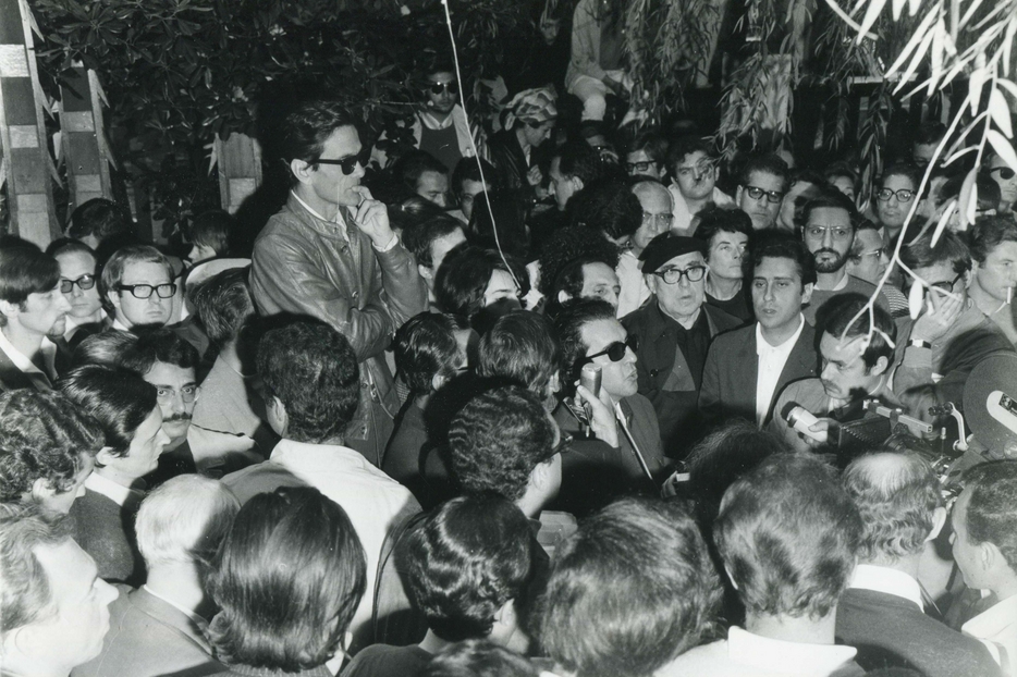 Pasolini e Zavattini durante le contestazioni alla Mostra del Cinema nel 1968