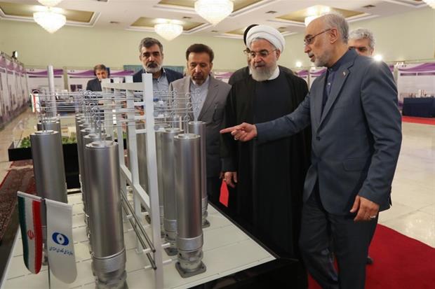Il presidente Hassan Rohani in un impianto di ricerca nucleare a Teheran