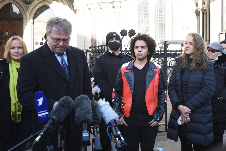 Keria Bell parla con i giornalisti davanti all'Alta Corte inglese