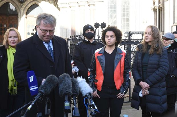 Keria Bell parla con i giornalisti davanti all'Alta Corte inglese