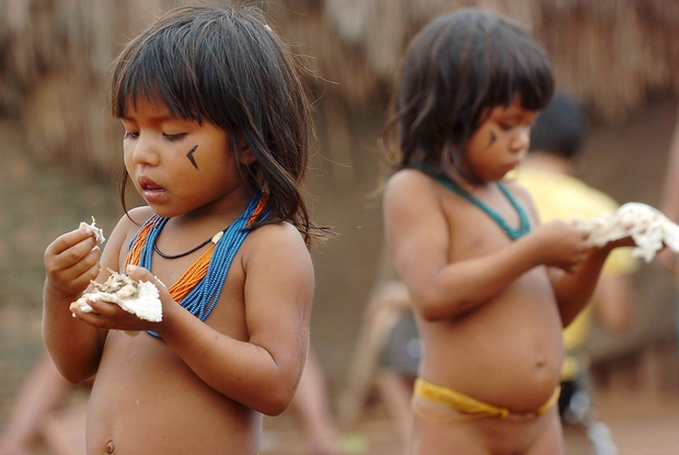 Bimbe della comunità di Canarana nel Mato Grosso: gli indigeni dicono no al piano Bolsonaro